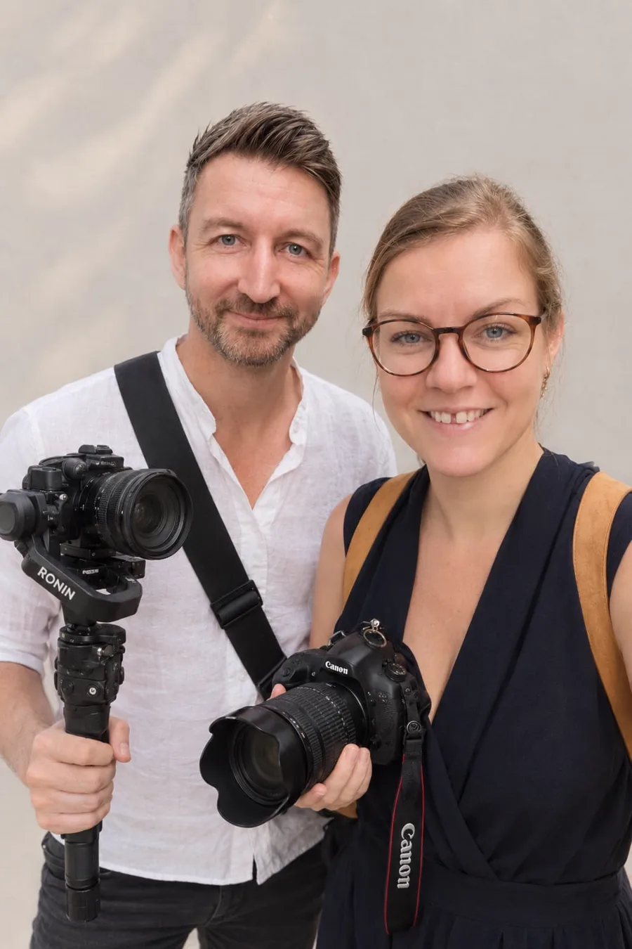 Héloïse et Fabien, souriants, elle tient un Reflex Canon, lui une caméra sur stabilisateur
